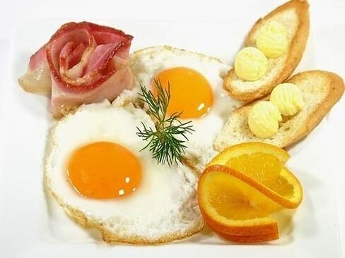 Fried eggs with bacon as a prohibited food against gastritis
